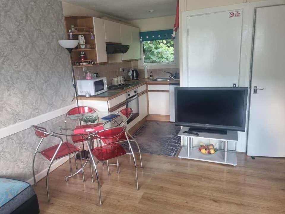Beautiful 2-Bed Villa In קמלפורד מראה חיצוני תמונה